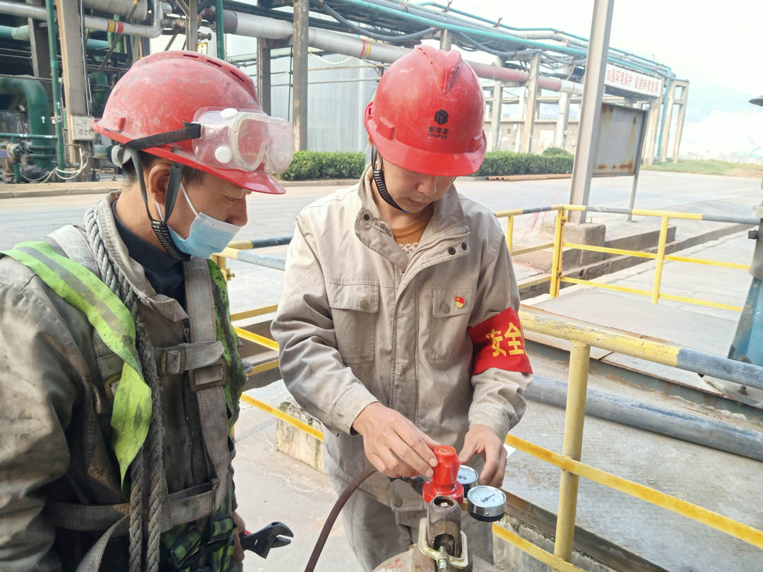 党员干部正在对外施工单位氧气瓶压力进行检查.jpg 党员干部正在对外施工单位氧气瓶压力进行检查.jpg